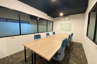 Ruang Rapat (Meeting Room) Gedung Bobobox Pods Tanah Abang Kapasitas 6 Pax