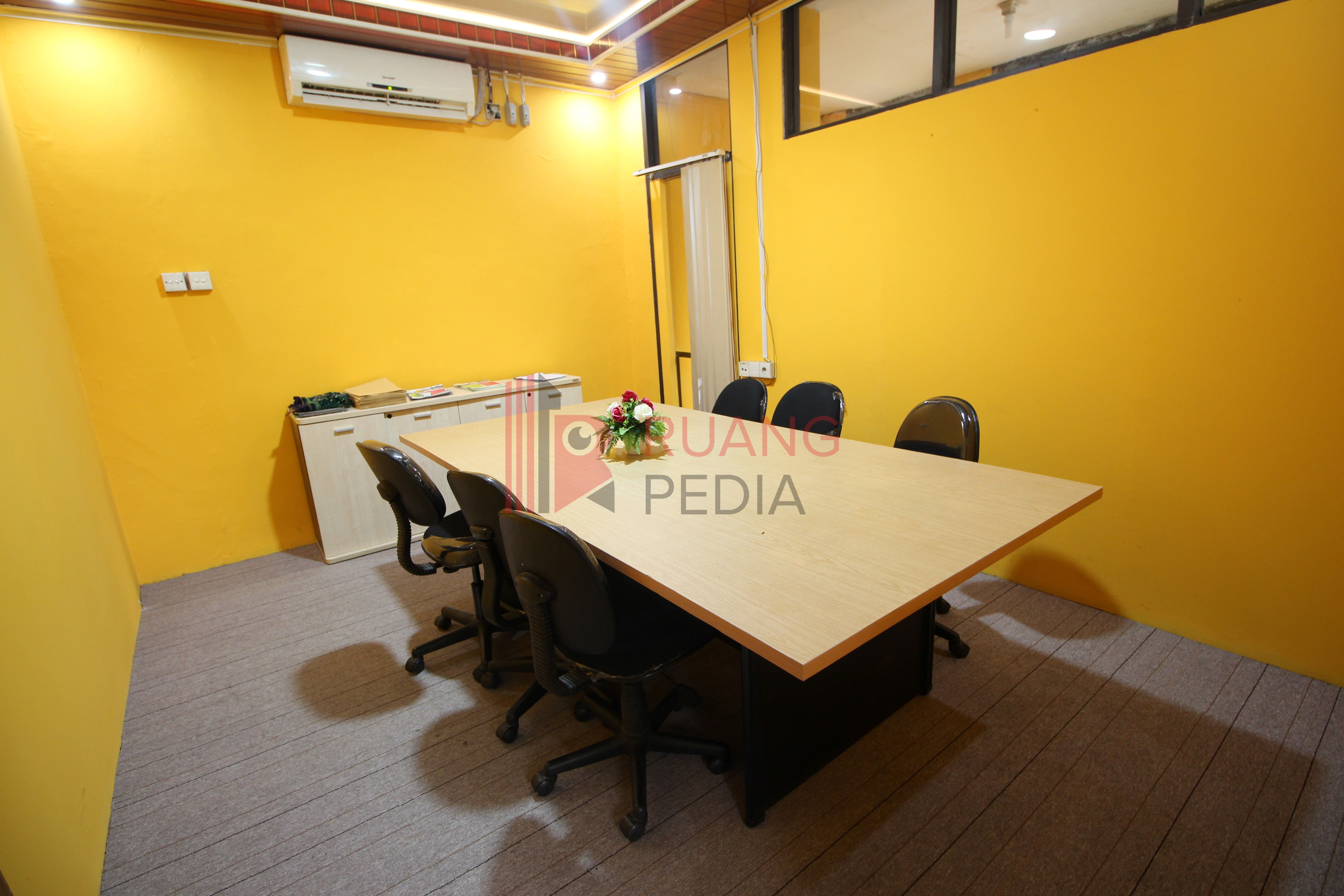 Ruang Rapat (Meeting Room) Nucira Building Kapasitas 8 Pax