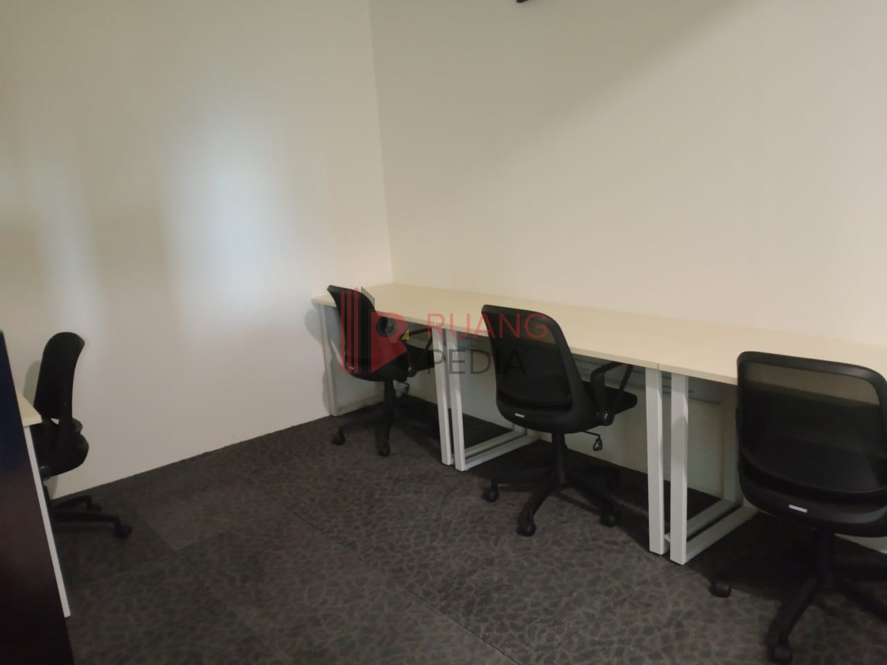 Ruang Kantor (Service Office) Menara Bidakara 2 No View Room - 4 Pax