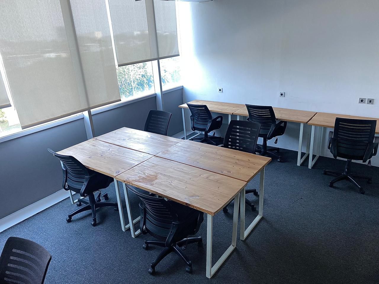 Ruang Kantor (Service Office) The Suite Tower View Room - 10 Pax