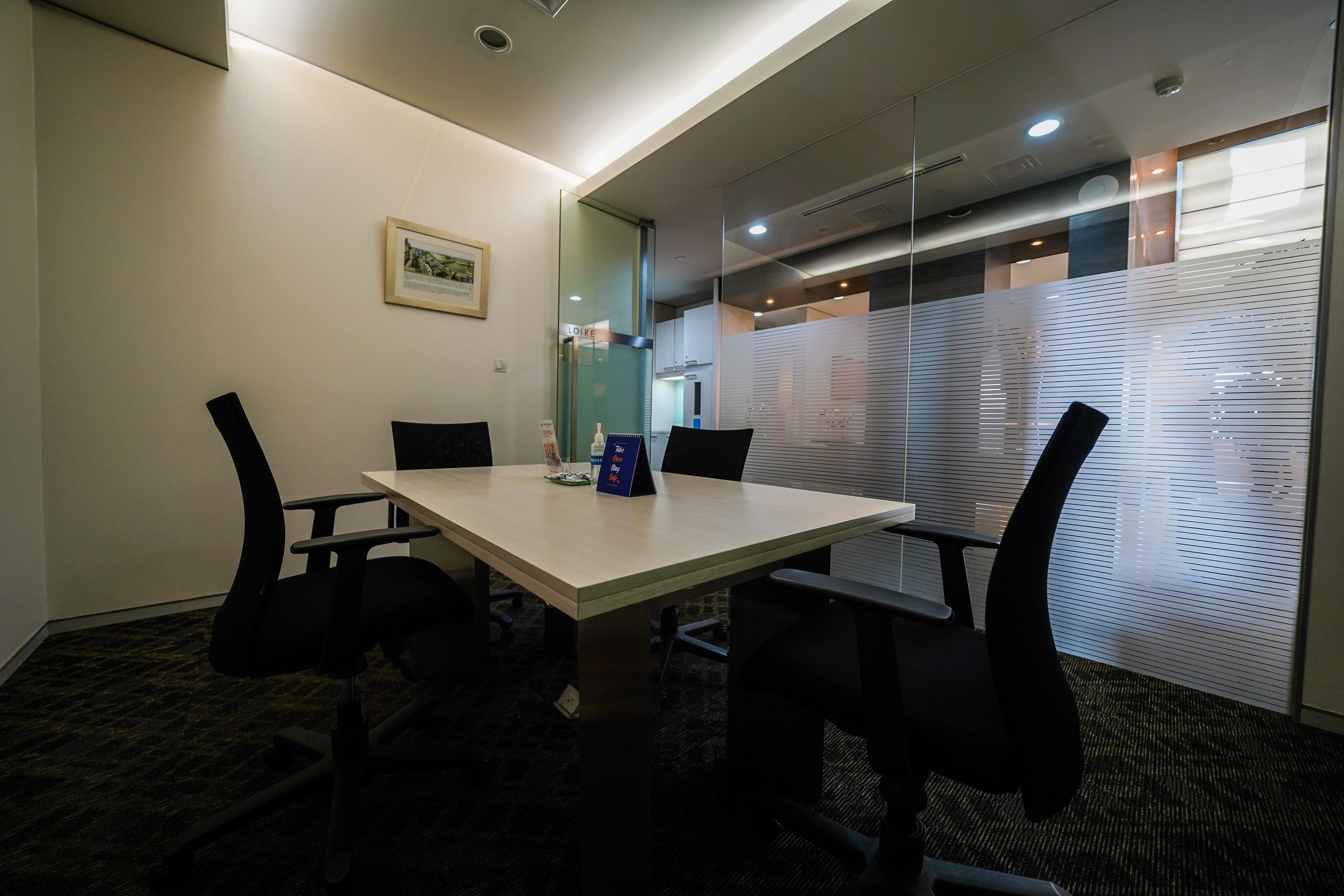 Ruang Rapat (Meeting Room) Talavera Office Suite Kapasitas 6 Pax