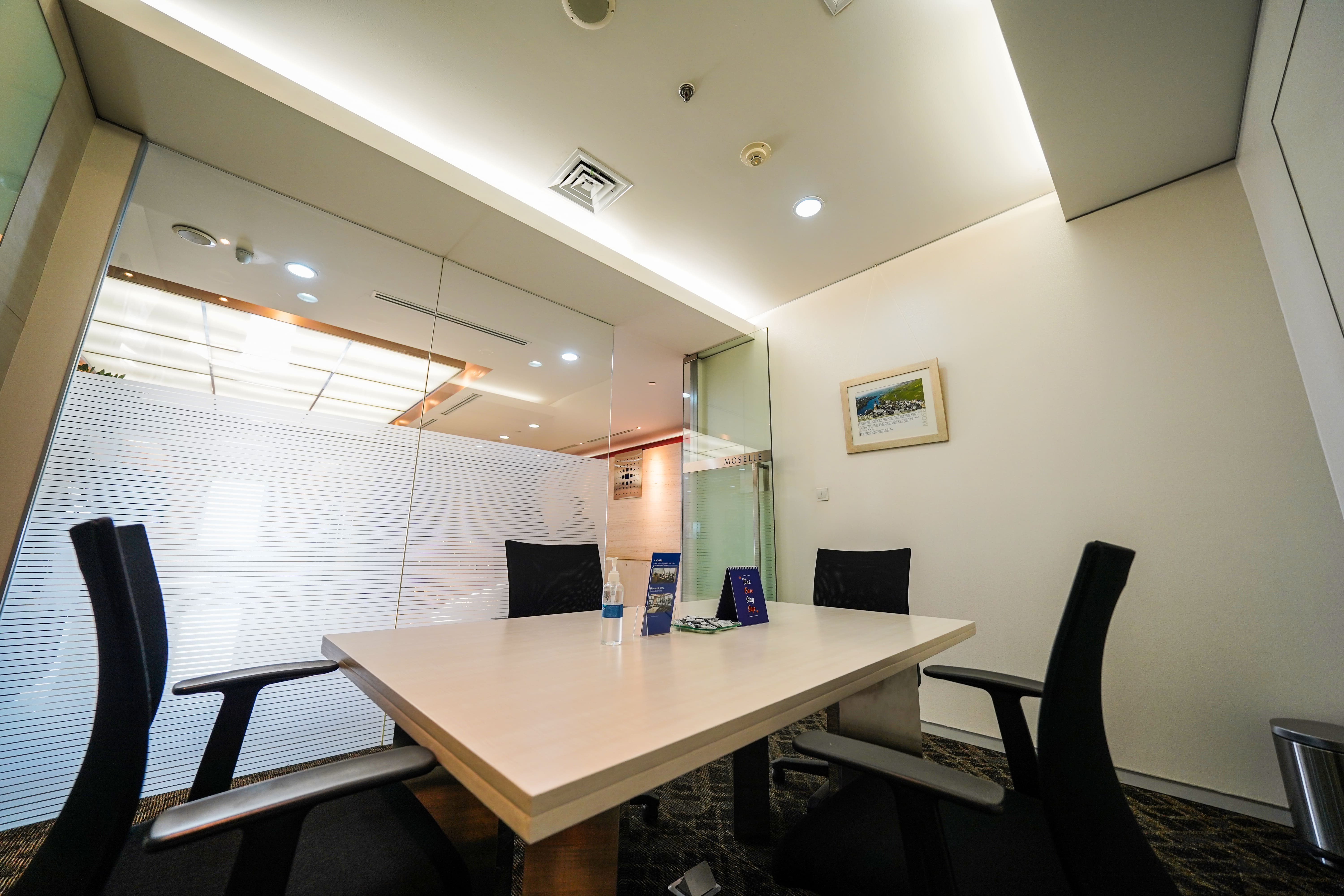 Ruang Rapat (Meeting Room) Talavera Office Suite Kapasitas 12 Pax