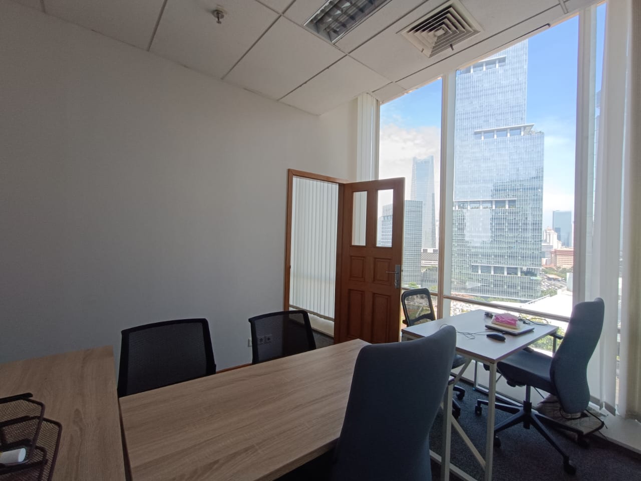 Ruang Kantor (Service Office) Menara Jamsostek View Room - 11 Pax